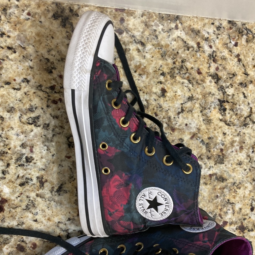 Women’s size 6 purple converse